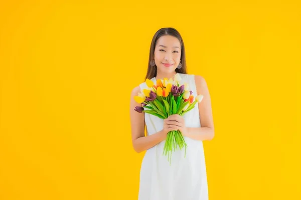 Retrato Hermosa Joven Asiática Mujer Con Flor Amarillo Aislado Fondo — Foto de Stock