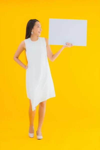 Portret Mooie Jonge Aziatische Vrouw Met Lege Witte Billboard Gele — Stockfoto