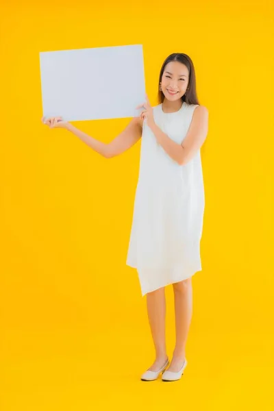 Portret Piękna Młoda Azjatycka Kobieta Pustym Białym Billboardem Żółtym Odizolowanym — Zdjęcie stockowe