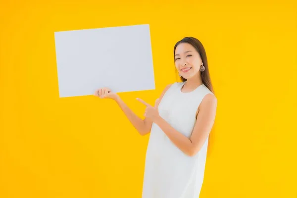 Retrato Hermosa Joven Asiática Mujer Con Vacío Blanco Cartel Amarillo — Foto de Stock