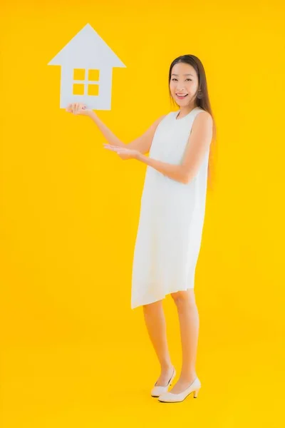 Porträt Schöne Junge Asiatische Frau Mit Hauszeichenpapier Auf Gelbem Isolierten — Stockfoto