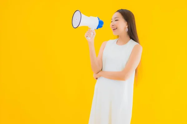 Portret Mooie Jonge Aziatische Vrouw Met Megafoon Geel Geïsoleerde Achtergrond — Stockfoto