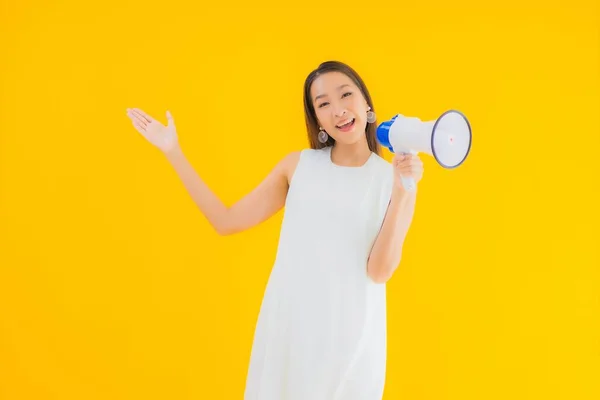 Portret Mooie Jonge Aziatische Vrouw Met Megafoon Geel Geïsoleerde Achtergrond — Stockfoto