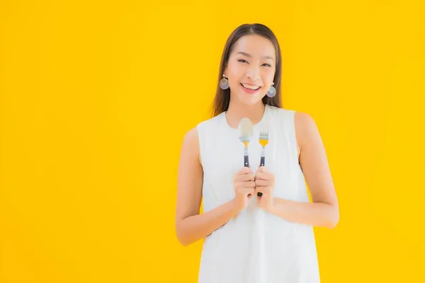 Portret Piękna Młoda Azjatycka Kobieta Łyżką Widelca Żółtym Odizolowanym Tle — Zdjęcie stockowe