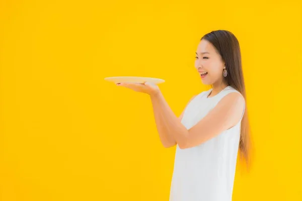 Portret Mooie Jonge Aziatische Vrouw Met Lege Schotel Plaat Gele — Stockfoto