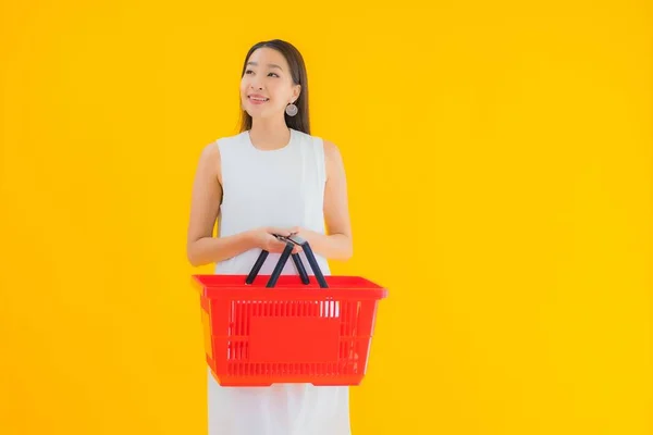 Porträt Schöne Junge Asiatische Frau Mit Einkaufskorb Für Den Einkauf — Stockfoto