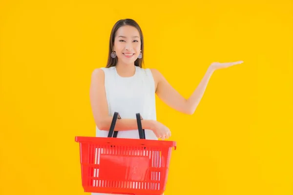 Retrato Bela Jovem Mulher Asiática Com Mercearia Cesta Para Compras — Fotografia de Stock