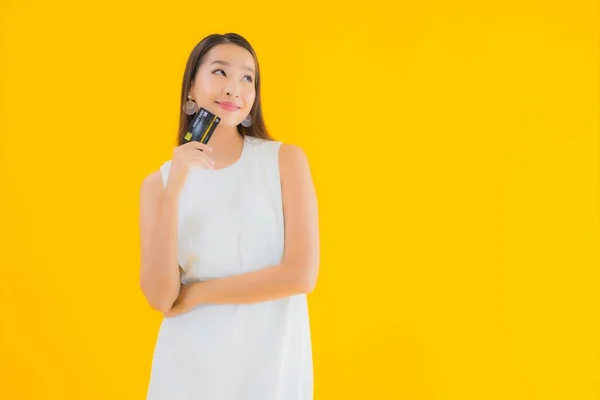 Porträt Schöne Junge Asiatische Frau Mit Kreditkarte Für Online Shopping — Stockfoto