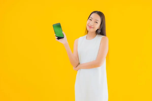 Porträt Schöne Junge Asiatische Frau Mit Smartphone Auf Gelbem Isolierten — Stockfoto