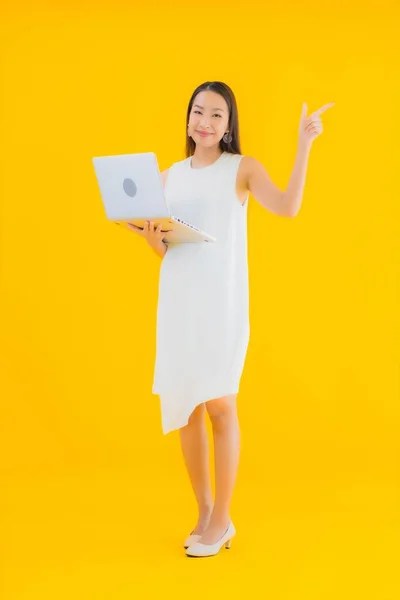 Portret Mooie Jonge Aziatische Vrouw Met Computer Laptop Geel Geïsoleerde — Stockfoto
