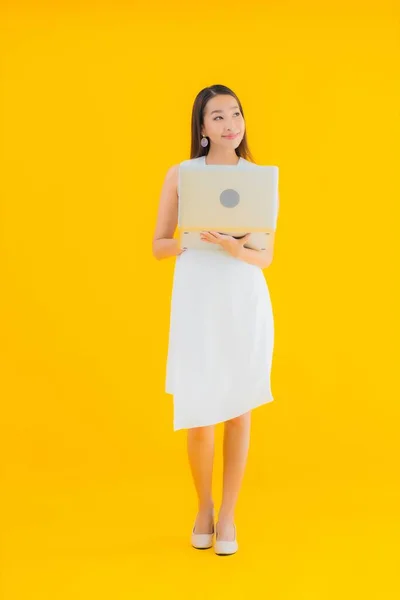 Портрет Красивая Молодая Азиатская Женщина Компьютером Ноутбук Желтом Фоне Изолированы — стоковое фото