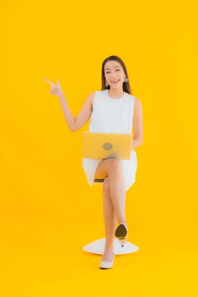 Portret Mooie Jonge Aziatische Vrouw Met Computer Laptop Geel Geïsoleerde — Stockfoto