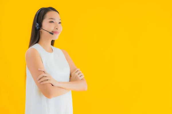 Portret Mooie Jonge Aziatische Vrouw Callcenter Voor Hulp Geel Geïsoleerde — Stockfoto