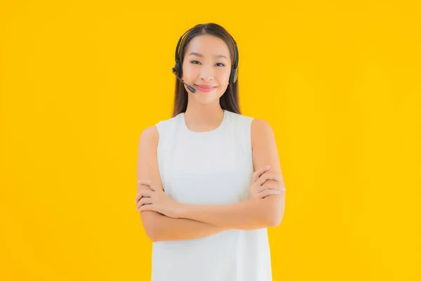 Güzel Genç Asyalı Kadın Portresi Sarı Izole Arka Planda Yardım — Stok fotoğraf