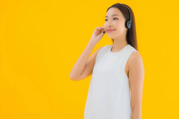 Retrato Bonito Jovem Asiático Mulher Callcenter Para Assistência Amarelo Isolado — Fotografia de Stock