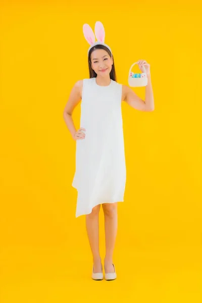 Portrét Krásná Mladá Asijská Žena Velikonočním Vejcem Žlutém Izolovaném Pozadí — Stock fotografie