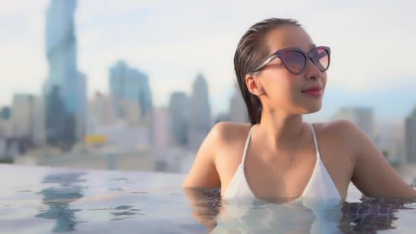 Filmación Hermosa Joven Mujer Asiática Relajarse Alrededor Piscina Complejo Hotelero — Vídeo de stock