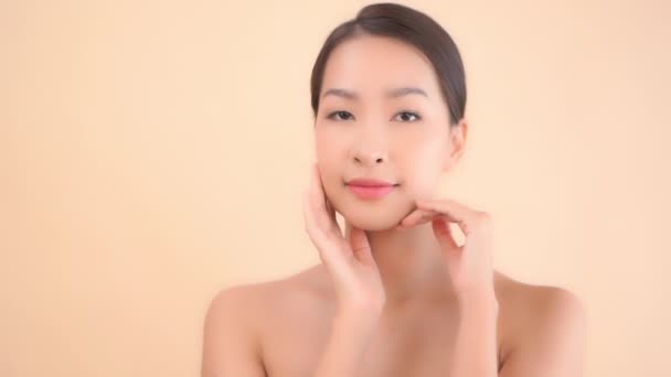 Metraje Hermosa Joven Mujer Asiática Con Piel Limpia Aislado Beige — Vídeos de Stock