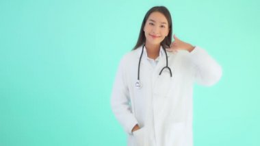 Steteskopu mavi renkte olan genç ve güzel Asyalı bir doktorun görüntüleri.