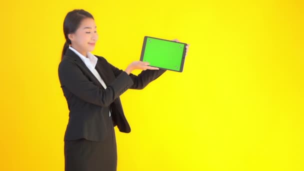 Metraje Hermosa Joven Mujer Negocios Asiática Con Tableta Digital Con — Vídeo de stock