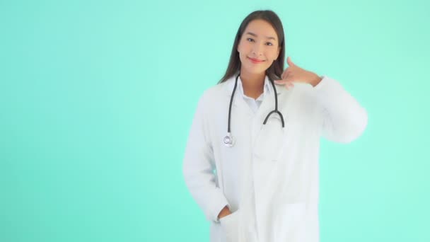 Metraje Hermosa Joven Asiático Médico Con Estetoscopio Aislado Azul — Vídeos de Stock