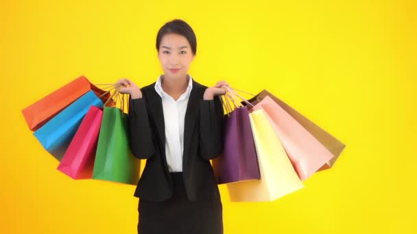 Material Archivo Hermosa Joven Mujer Asiática Con Coloridas Bolsas Papel — Vídeo de stock