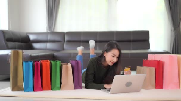 Felvétel Gyönyörű Fiatal Ázsiai Hogy Vásárlás Laptop Miközben Kanapén Papírzacskók — Stock videók