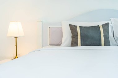 Yatak odasının iç tarafındaki yastıkta lamba var.