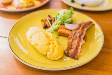 Kahvaltıda sosisli, sebzeli jambonlu omlet.