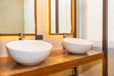 Lavabonun içindeki musluk musluğu.