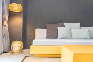 Oturma odasının iç dekorasyonunda yastık.