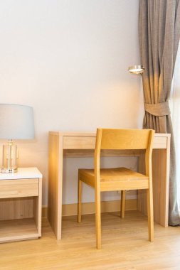 Odanın içi ahşap masa ve sandalye dekorasyonu ile dolu.