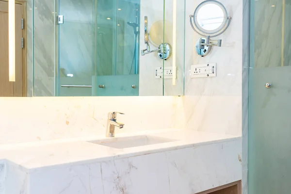 浴室和卫生间室内的水龙头水和水槽装饰 — 图库照片