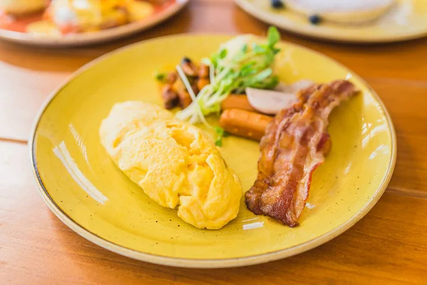 Kahvaltıda sosisli, sebzeli jambonlu omlet.