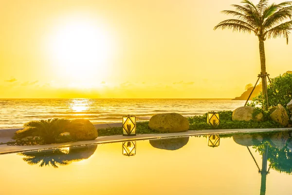 Belle Piscine Extérieure Luxe Dans Station Hôtelière Pour Les Vacances — Photo