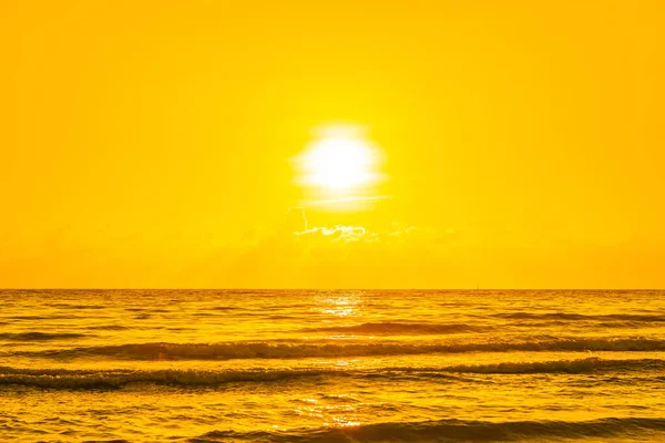 美丽的热带自然海滩大海 日落时分或日出时分作旅游度假之用 — 图库照片