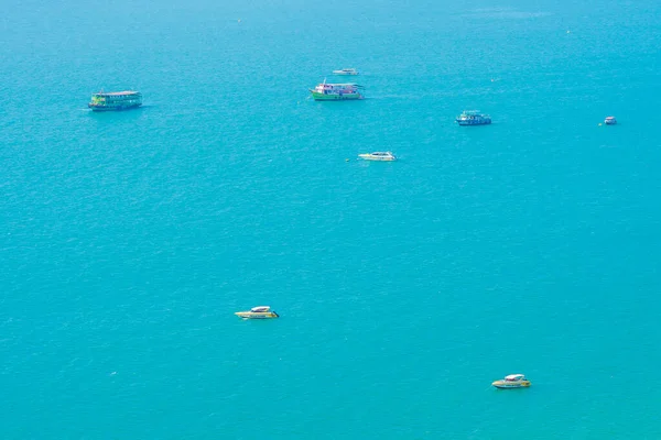 Bela Praia Tropical Mar Oceano Baía Torno Nuvem Branca Céu — Fotografia de Stock