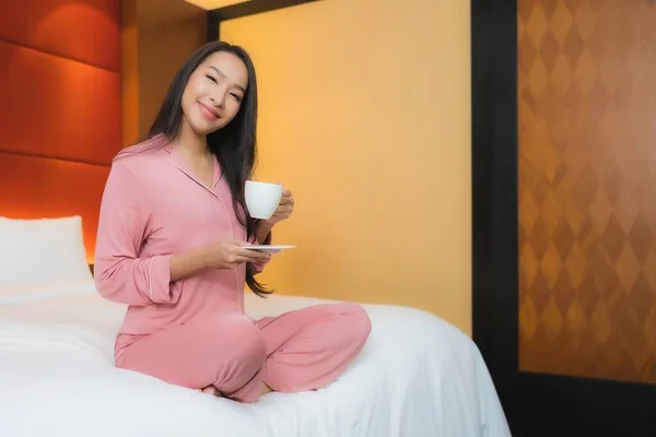 Portret Mooie Jonge Aziatische Vrouw Met Koffiekop Bed Decoratie Interieur — Stockfoto