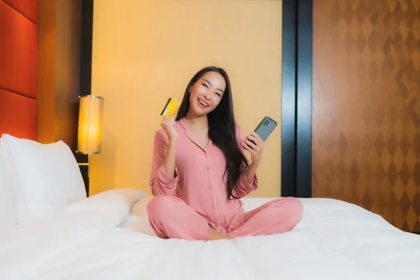Portré Gyönyörű Fiatal Ázsiai Használja Okos Mobiltelefon Hitelkártyával Ágyon Hálószoba — Stock Fotó