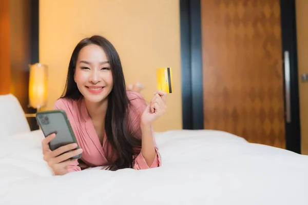 Porträt Schöne Junge Asiatin Benutzt Smartphone Mit Kreditkarte Auf Bett — Stockfoto