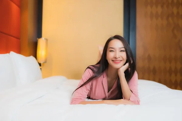 肖像画美しい若いアジアの女性リラックス笑顔上のベッドルームのインテリア — ストック写真
