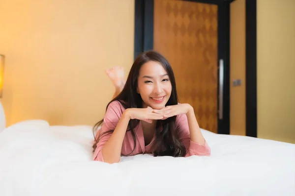 Porträtt Vacker Ung Asiatisk Kvinna Koppla Leende Glad Sängen Sovrum — Stockfoto