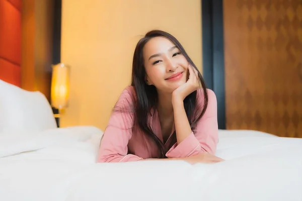 Güzel Bir Asyalı Kadın Portresi Rahatlayın Yatak Odasında Mutlu Bir — Stok fotoğraf