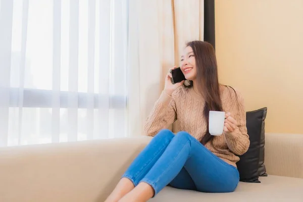 Retrato Hermosa Joven Mujer Asiática Relajarse Sonrisa Feliz Con Teléfono — Foto de Stock