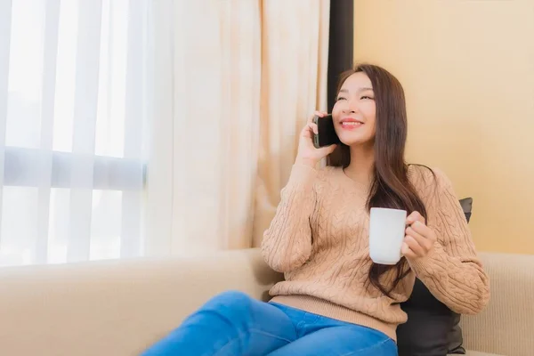 Retrato Hermosa Joven Mujer Asiática Relajarse Sonrisa Feliz Con Teléfono — Foto de Stock