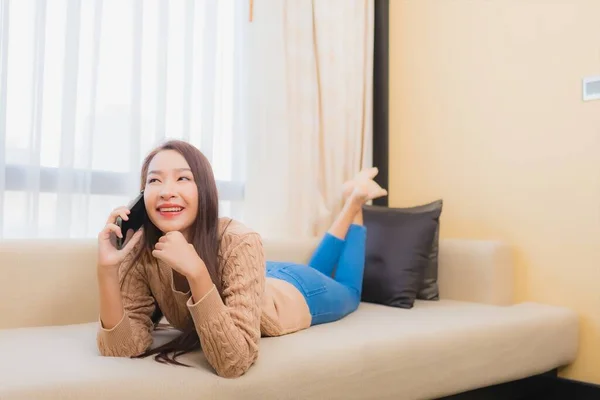 Porträt Schöne Junge Asiatische Frau Entspannen Lächeln Glücklich Mit Smartphone — Stockfoto