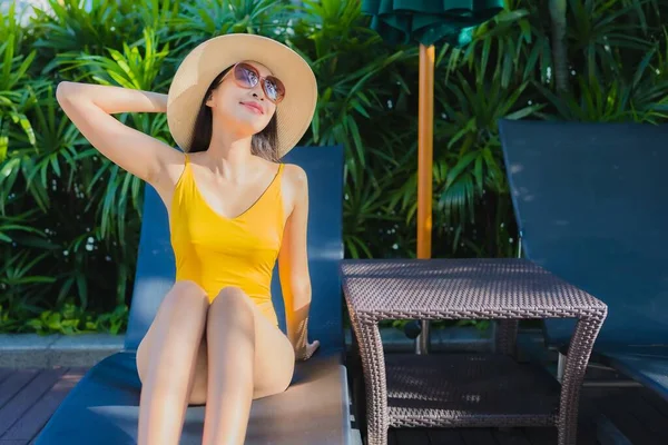 Retrato Hermosa Joven Mujer Asiática Relajarse Sonrisa Feliz Alrededor Piscina — Foto de Stock