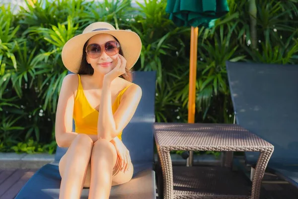 Portrait Belle Jeune Femme Asiatique Détendre Sourire Heureux Autour Piscine — Photo