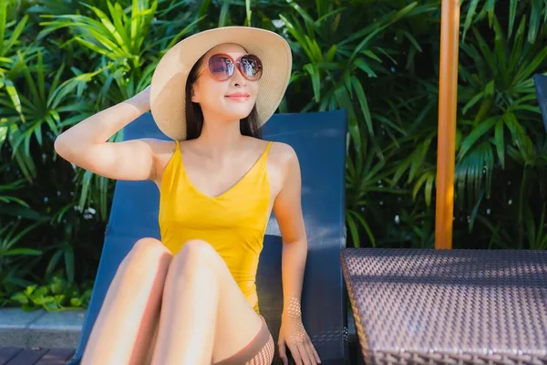 Retrato Bonito Jovem Asiático Mulher Relaxar Feliz Sorriso Redor Piscina — Fotografia de Stock