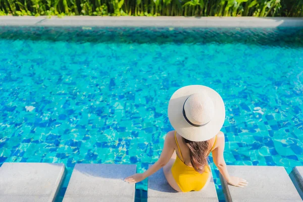 Retrato Hermosa Joven Mujer Asiática Relajarse Sonrisa Feliz Alrededor Piscina — Foto de Stock